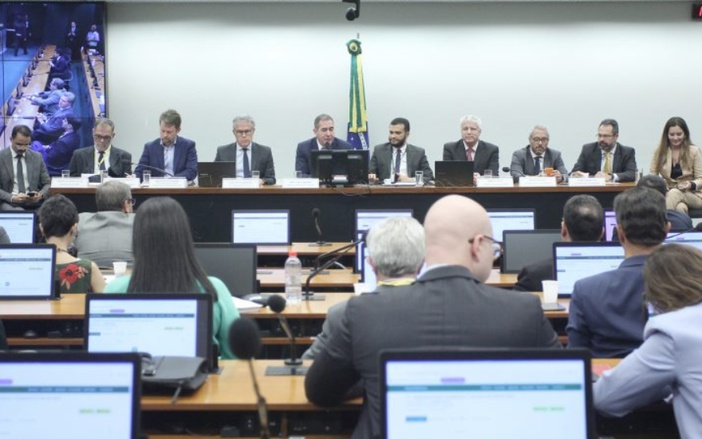 Discussão sobre Imposto Seletivo acirra ânimos de cervejeiros e destilarias; entenda