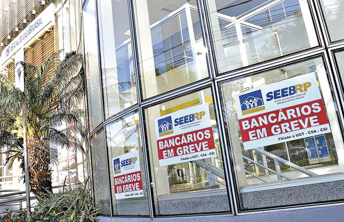 Em greve, categoria pede 16% de reajuste