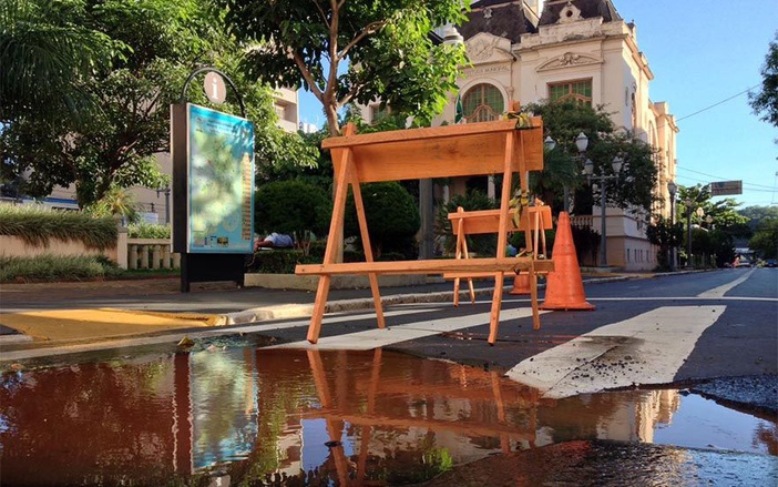Buraco em frente à Prefeitura desperdiça água limpa