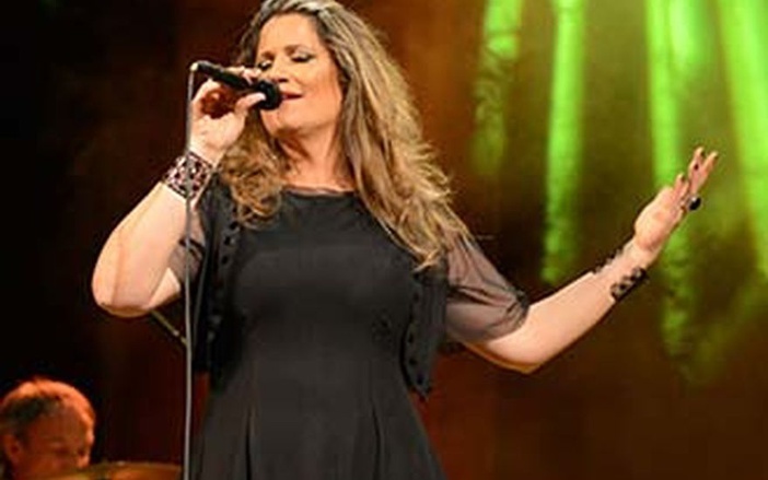 Cantora Alessandra Freire homenageia mães com live em tributo a Elis