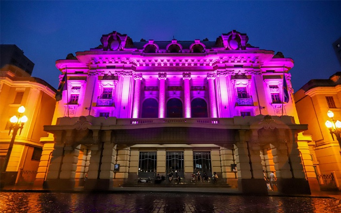 Theatro Pedro II se ilumina em adesão ao Outubro Rosa