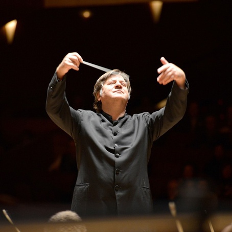 Maestro austríaco Günter Neuhold rege a USP Filarmônica no Theatro Pedro II