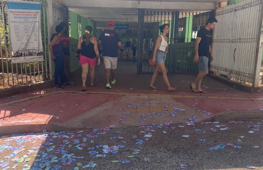 Eleitores flagram santinhos espalhados nas portas dos locais de votação, em Ribeirão Preto