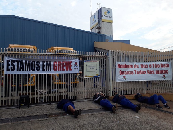Trabalhadores dos Correios entram em greve
