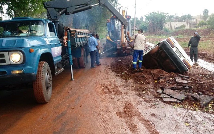 Veículo fica preso em cratera na Zona Sul de Ribeirão Preto