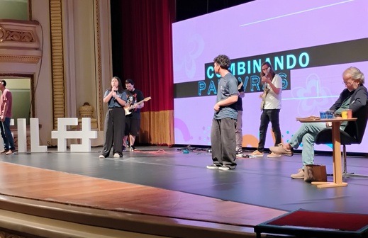 Mia Couto acompanha apresentações de estudantes na Feira do Livro de Ribeirão Preto