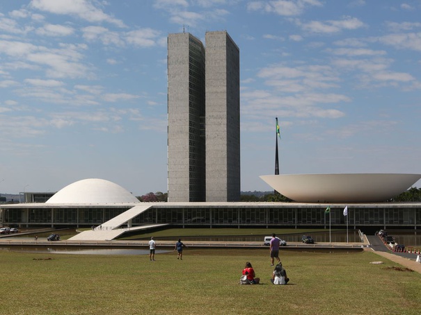Governo bloqueia mais R$ 5,7 bi do Orçamento para cumprir teto