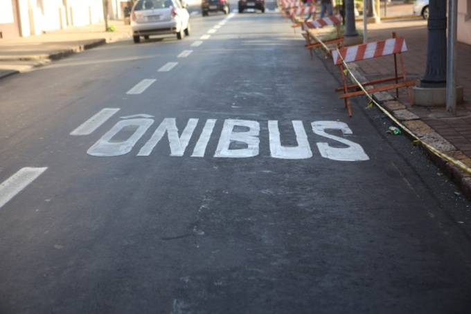 Segundo especialistas, faixa preferencial de ônibus é melhor opção