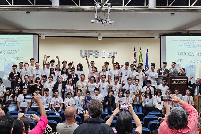 Alunos medalhistas da rede municipal são homenageados em cerimônia na UFSCar