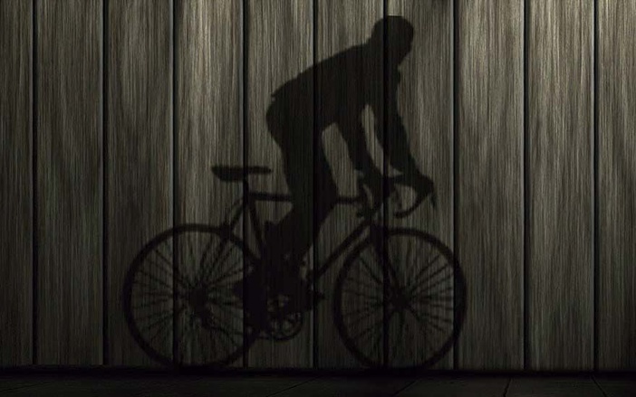 Ladrão provoca colisão entre bicicletas antes de roubo