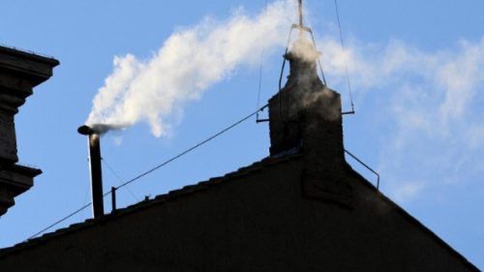 Vaticano registra fumaça branca; novo papa é eleito