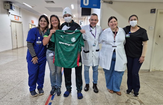 Paciente do HC recebe camisa do Palmeiras autografada pelo elenco