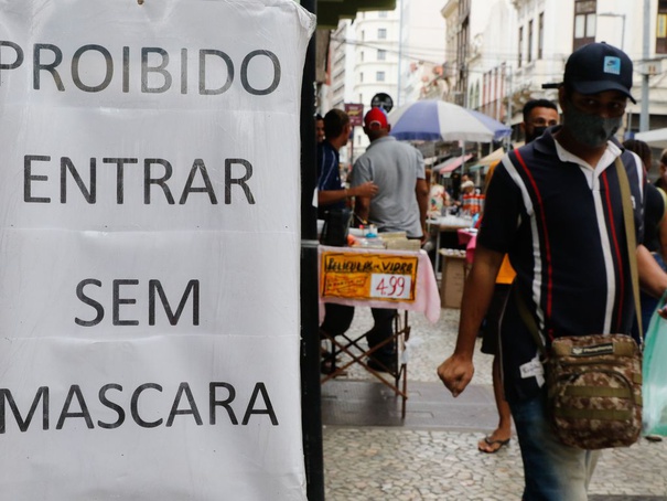 Brasil chega à marca de 700 mil mortes por Covid-19