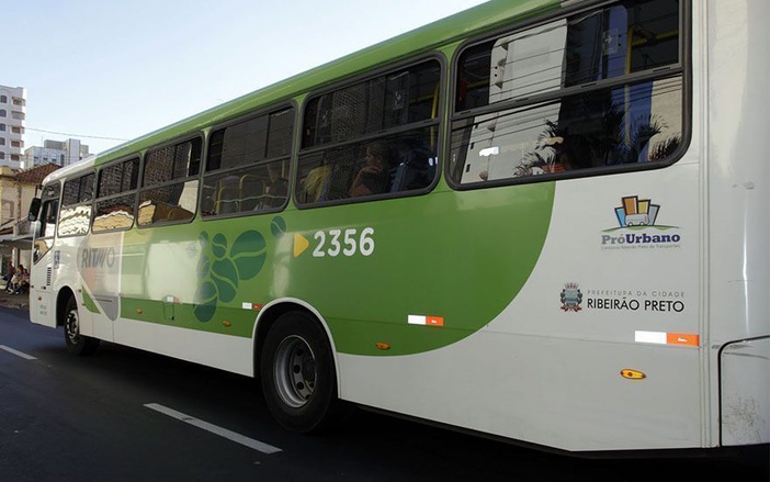 Três ficam feridos após acidente entre carro e ônibus, na zona Leste de Ribeirão Preto