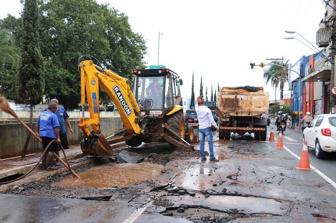 Obras em adutora da Fábio Barreto devem terminar no fim do dia, diz Daerp