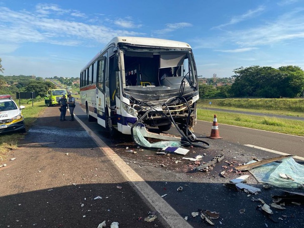 Acidente entre três ônibus deixa feridos na região de Ribeirão Preto