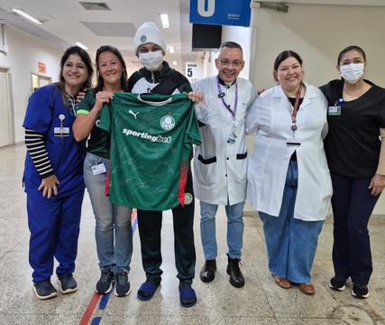 Paciente do HC recebe camisa do Palmeiras autografada pelo elenco