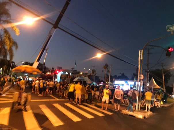 Após fim da votação, grupo se reúne em avenida de Ribeirão Preto