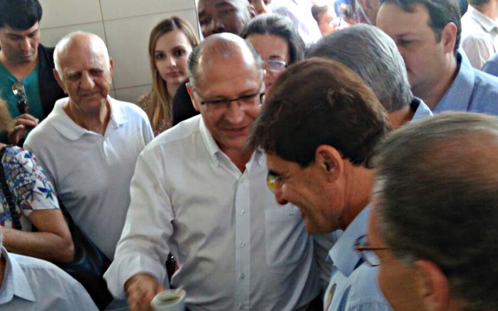 Sob moedas e ovos atirados, governador participa de campanha em Ribeirão Preto