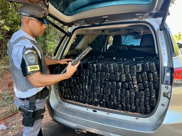 Motorista foge de abordagem e abandona carro com drogas no interior de SP