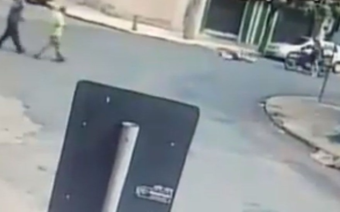 Câmera registra acidente com motocicleta e pedestre em Ribeirão Preto