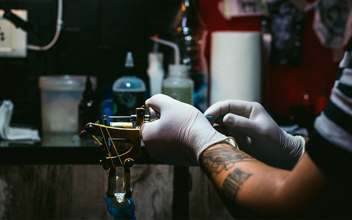 Tatuadores oferecem reconstrução de cicatrizes de mastectomia