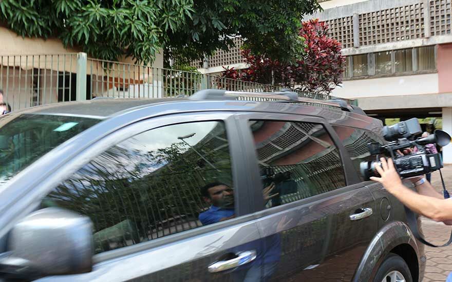 Prefeita Dárcy Vera deixa o Fórum protegida dentro do carro
