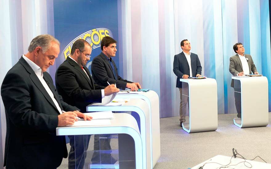 Candidatos prontos para o início da discussão