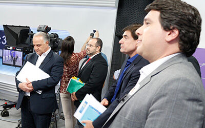 Antes do debate, postulantes aguardam para tomar seus lugares
