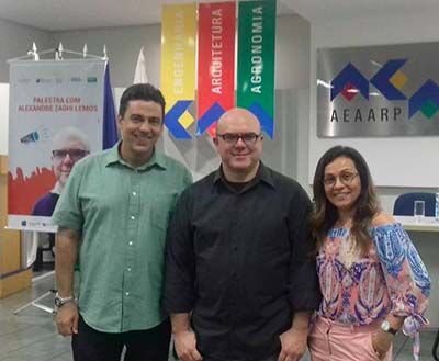 Alexandre entre o diretor de redação da Revide, Murilo Pinheiro, e a diretora, Isabel de Farias