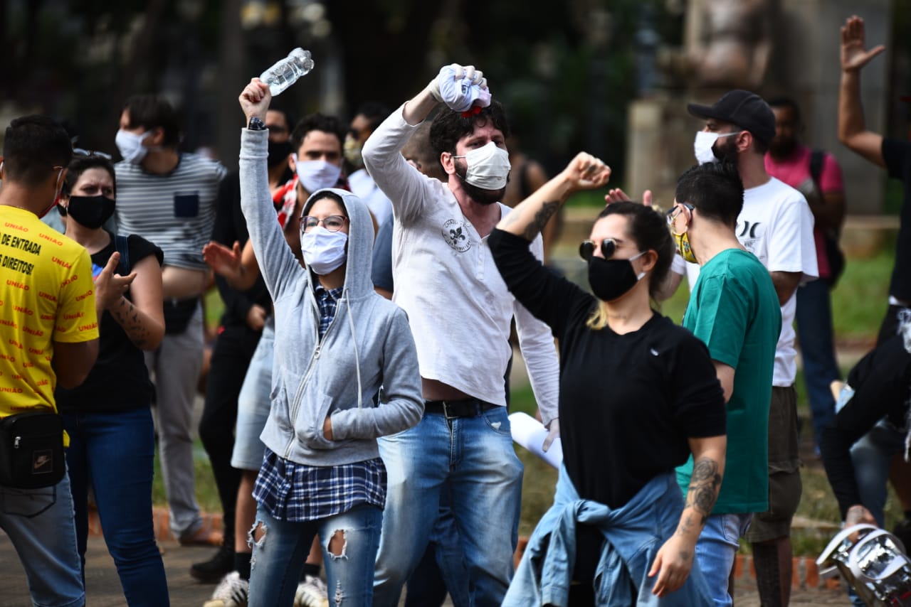 Manifestantes se reuniram na manhã deste sábado, 6, no Centro de Ribeirão, contra o racismo, o facismo e algumas pessoas protestaram contra o governo Jair Bolsonaro
