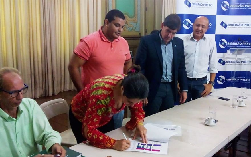Assinatura do pré-projeto do Centro LGBT em 2019