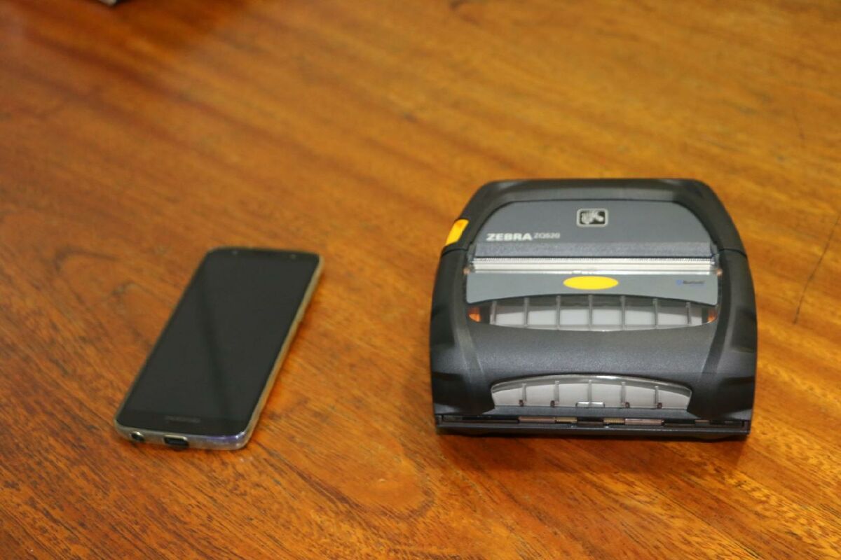 Equipamento faz a leitura e imprime a conta do usuário (Foto: Divulgação Daerp