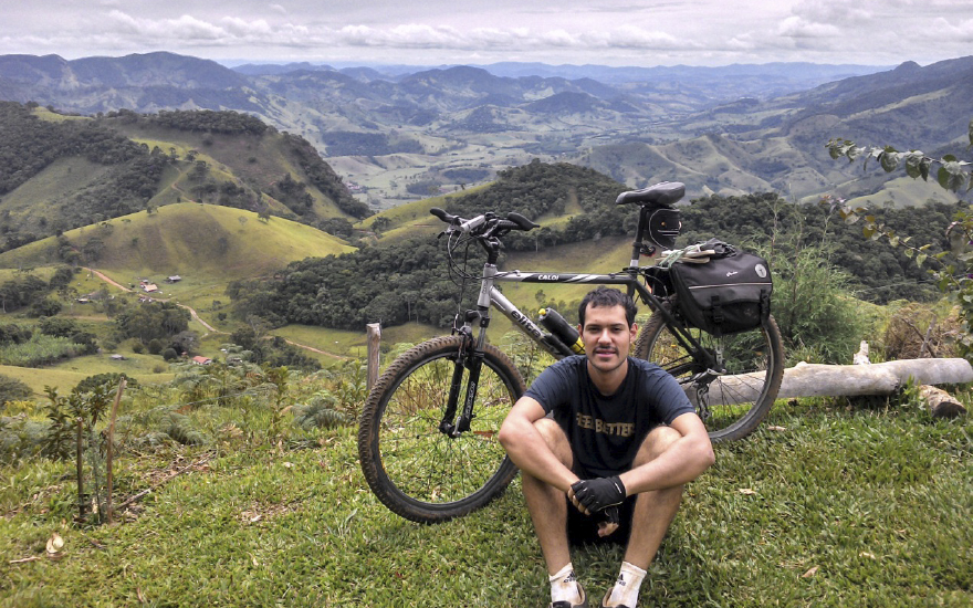 Marcus Vinicius utiliza a bike como meio de transporte