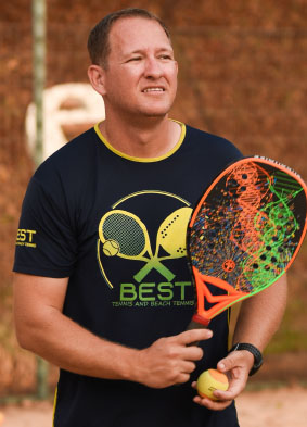 Salgado é professor de Beach Tennis com curso nível verde da Confederação Brasileira de Tênis, entidade que regulamenta o esporte no Brasil
