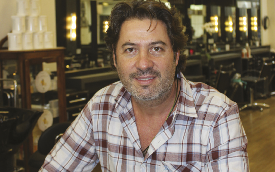O cabelereiro Eduardo Nazario ensina método para passar pela transição de forma mais rápida