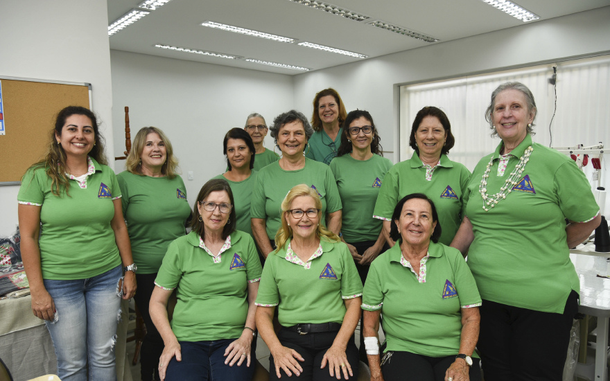 Equipe da Fraternidade Feminina Amor das Acácias se reúne para fazer enxovais de bebês e outras ações sociais