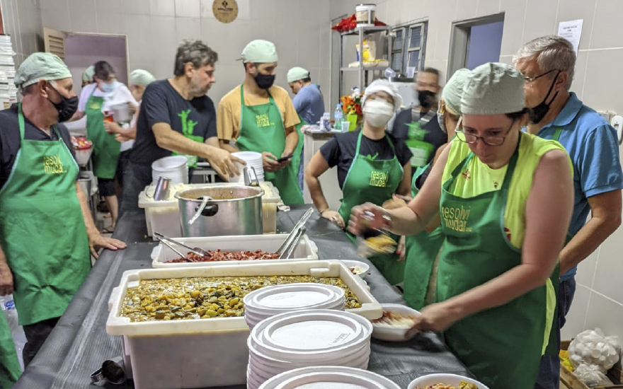 Voluntários da ONG Resolvi Mudar oferecem refeições para pessoas em situação de rua e em condições de vulnerabilidade