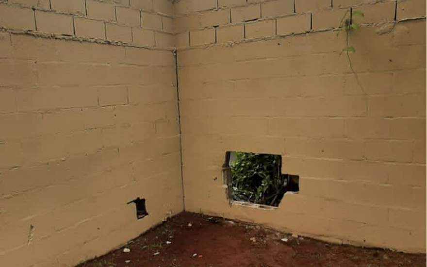 Buraco na parede que bandidos utilizaram para entrar no condomínio