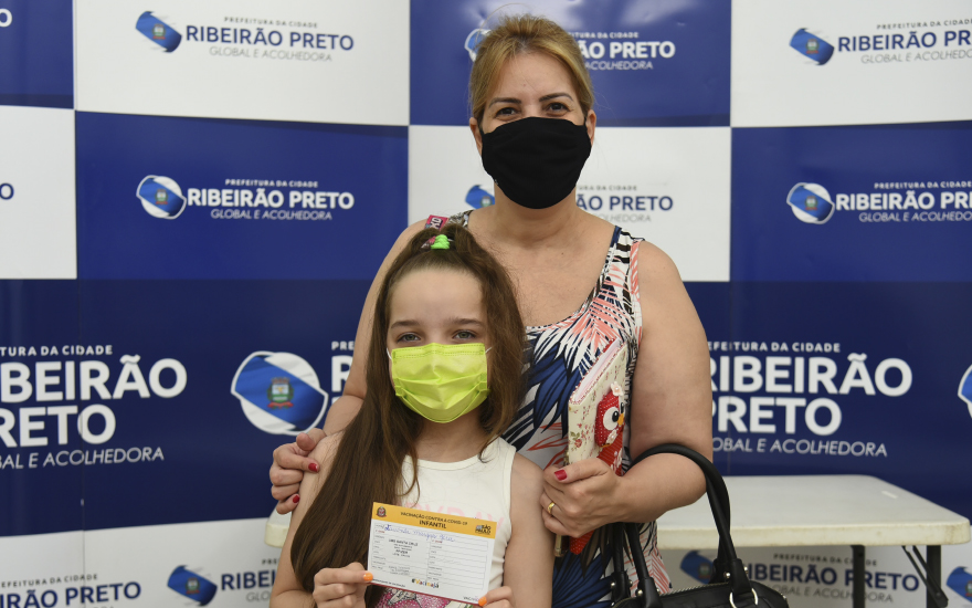 Lavínia foi com sua mãe, Viviane Geres, tomar sua vacina contra a Covid-19 na UBS Santa Cruz, na zona sul de Ribeirão Preto