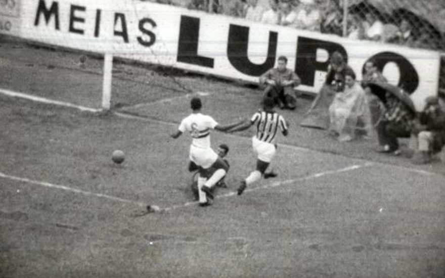 Pelé marcando um gol contra o Botafogo de Ribeirão Preto