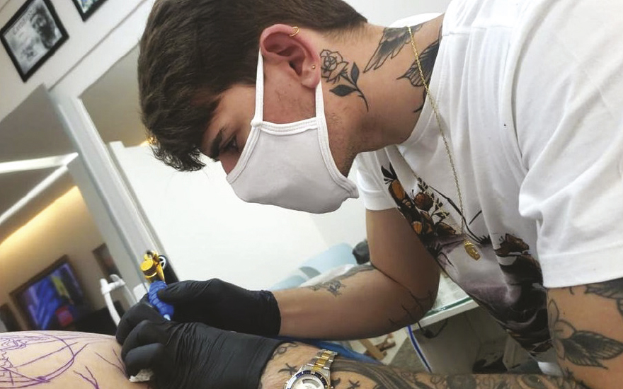 Lucas Zeoti acredita que as tatuagens representam liberdade de escolha