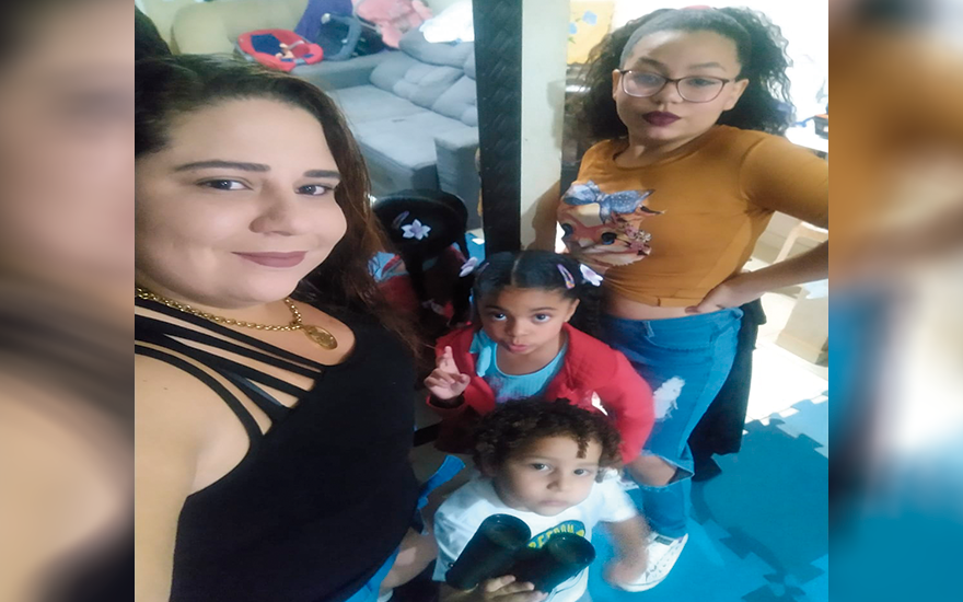 Jéssica Tauane de Souza Orlandi juntamente dos seus três filhos
