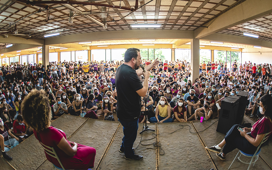 Guilherme Boulos conversou com estudantes durante uma plenária no campus de Ribeirão Preto da Universidade de São Paulo (USP)