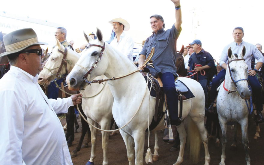 O presidente da república, Jair Bolsonaro, chegou à feira a cavalo