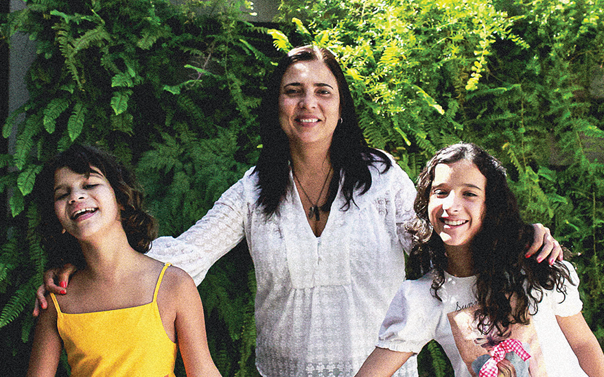 Lena Pimenta com as filhas gêmeas Letícia e Larissa | Foto: Mariana Rocha 