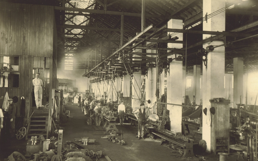 Vista de vão lateral da oficina do Antigo Banco Construtor, na Vila Tibério.  Presença de operários junto às máquinas e escritório (1928)