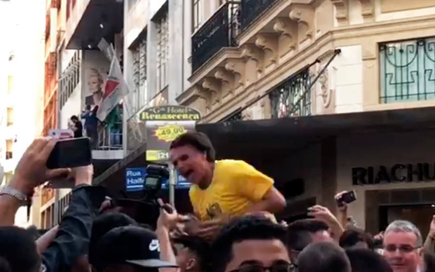 Bolsonaro leva facada durante caminhada em Minas Gerais – Notícias - Revide