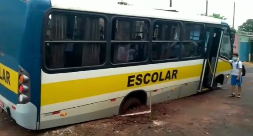 Revide, Ônibus escolar afunda no asfalto no Jardim Aeroporto em Ribeirão Preto, cidades, Ribeirão Preto, transporte, buracos, Daerp, alunos 