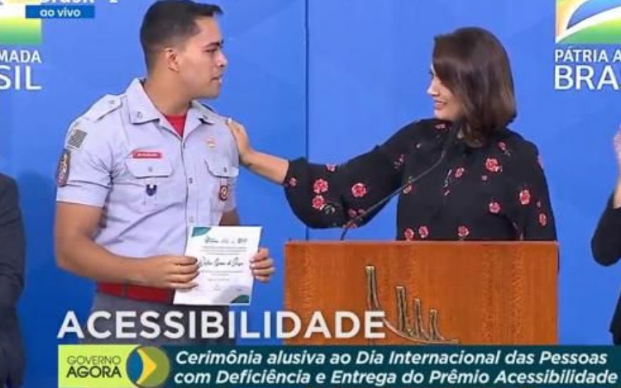 Revide, Bombeiro de Ribeirão Preto é homenageado por Michelle Bolsonaro, ribeirão preto, bombeiro, Libras, acessibilidade
